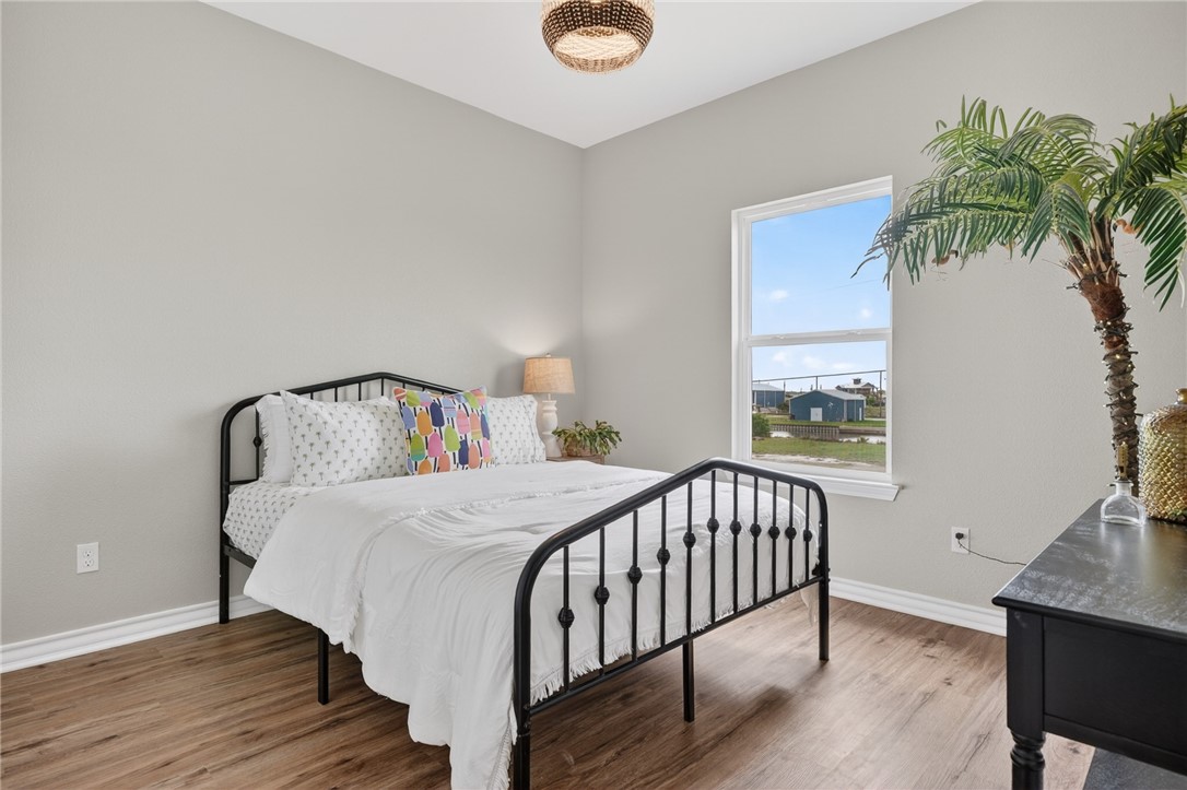 135 Lakeshore Dr