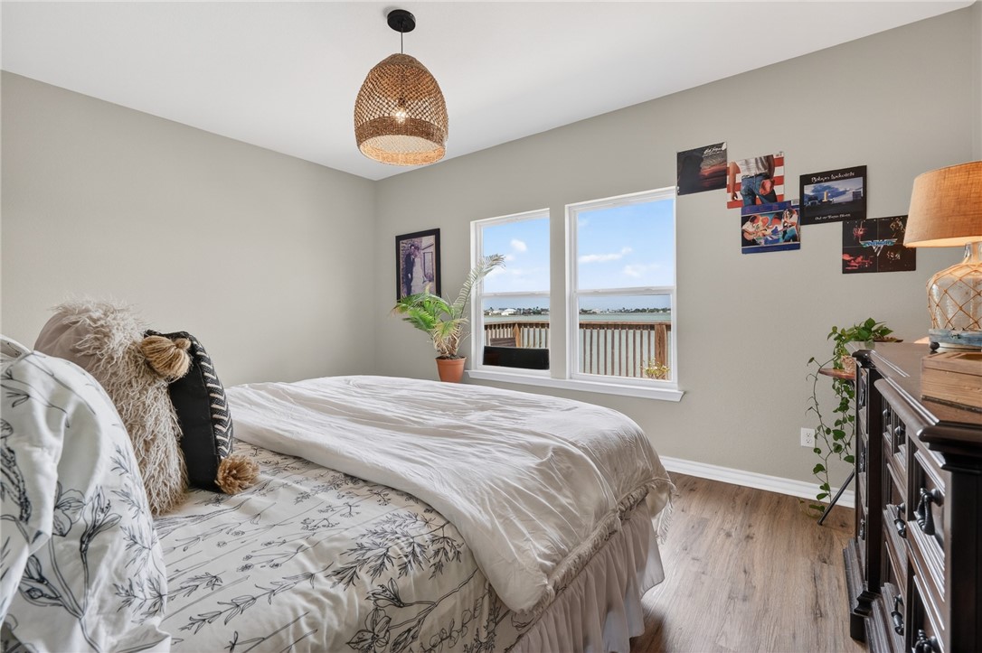 135 Lakeshore Dr