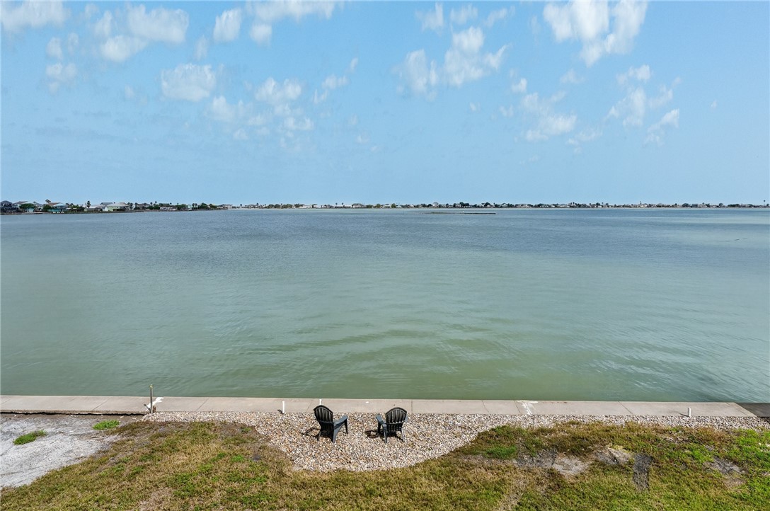135 Lakeshore Dr