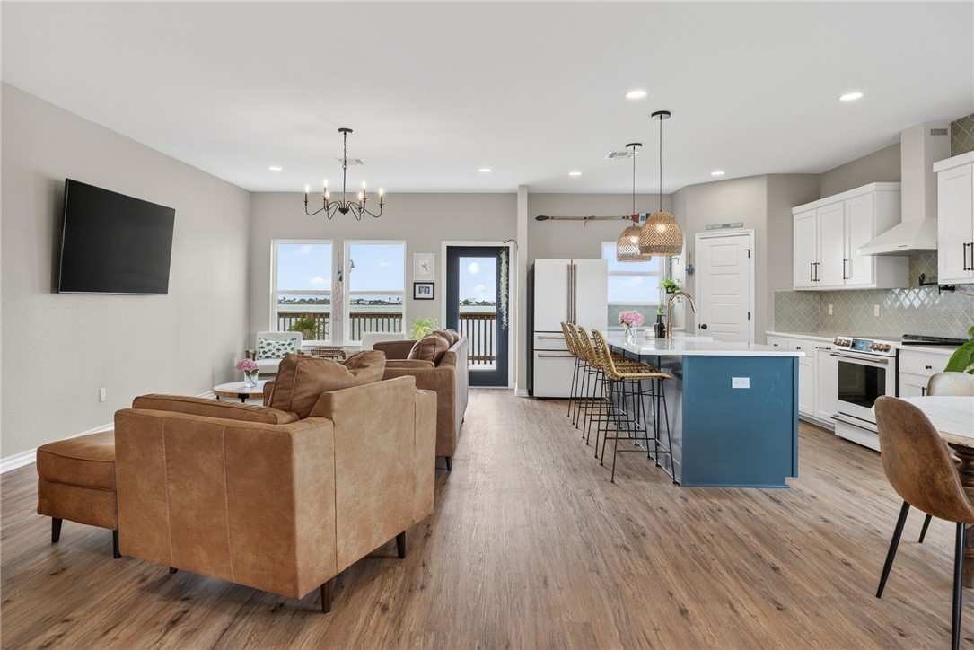 135 Lakeshore Dr