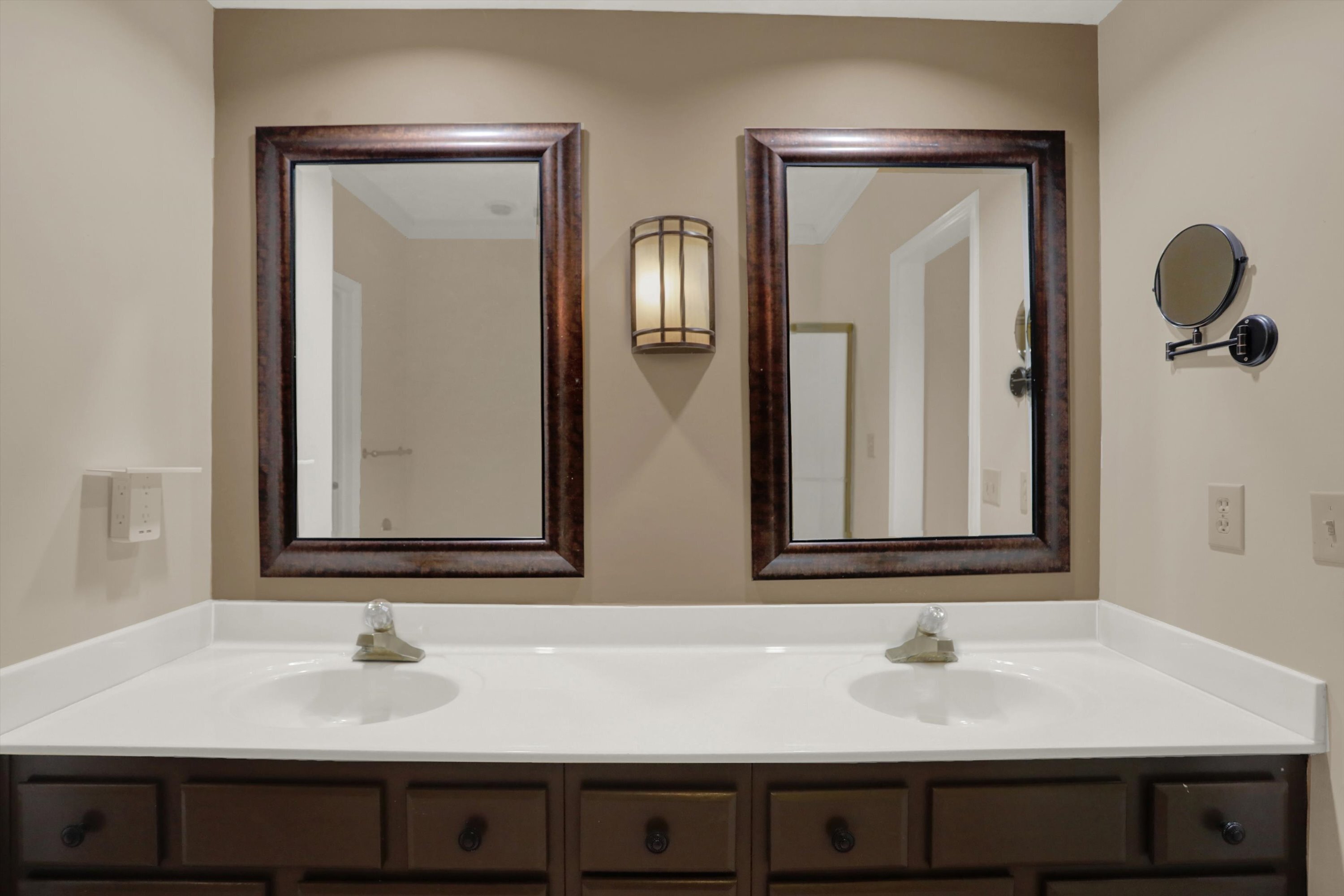 7121 Knollvalley Lane