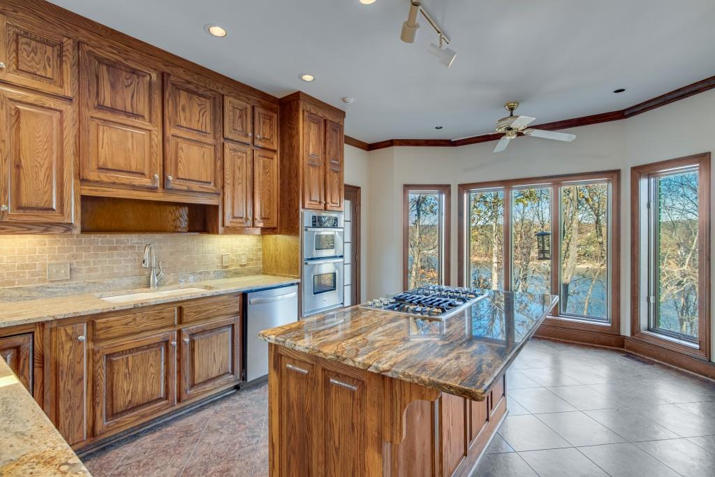 999 E Lake Drive