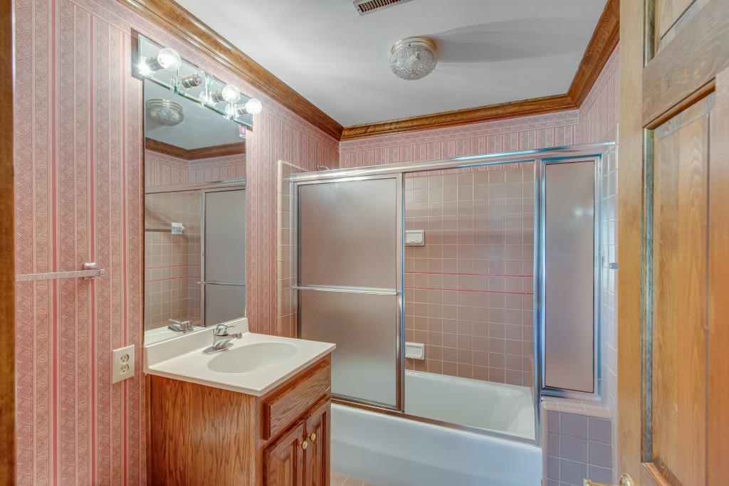 999 E Lake Drive