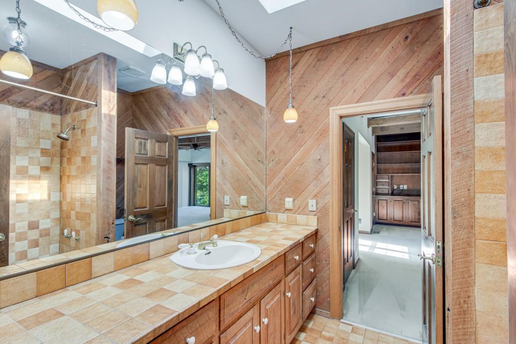 999 E Lake Drive