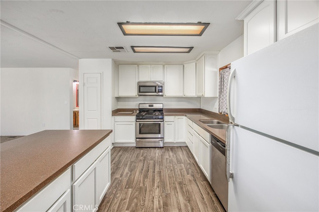 1550 Rimpau Avenue 18