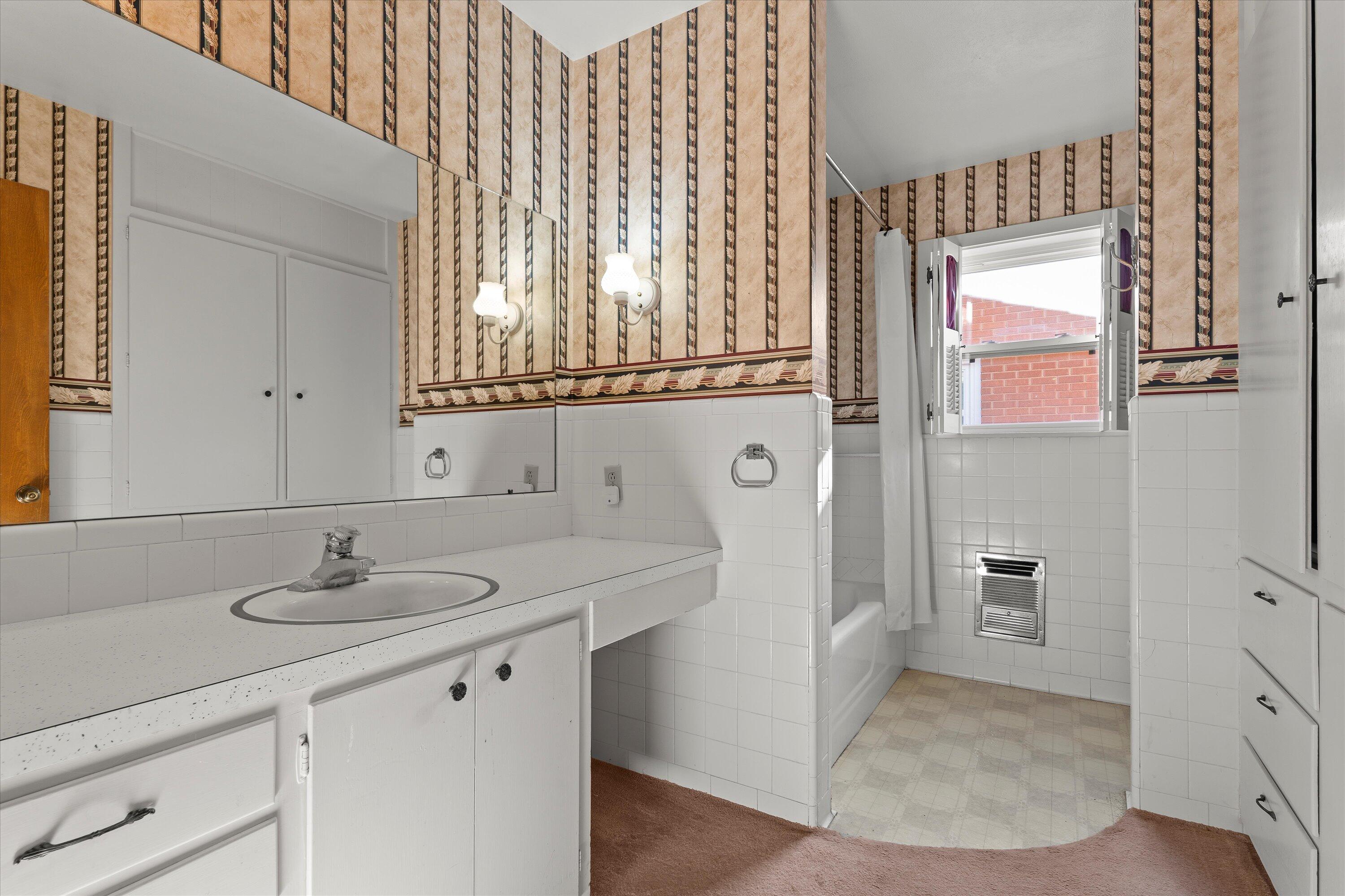 1308 E Harris Street