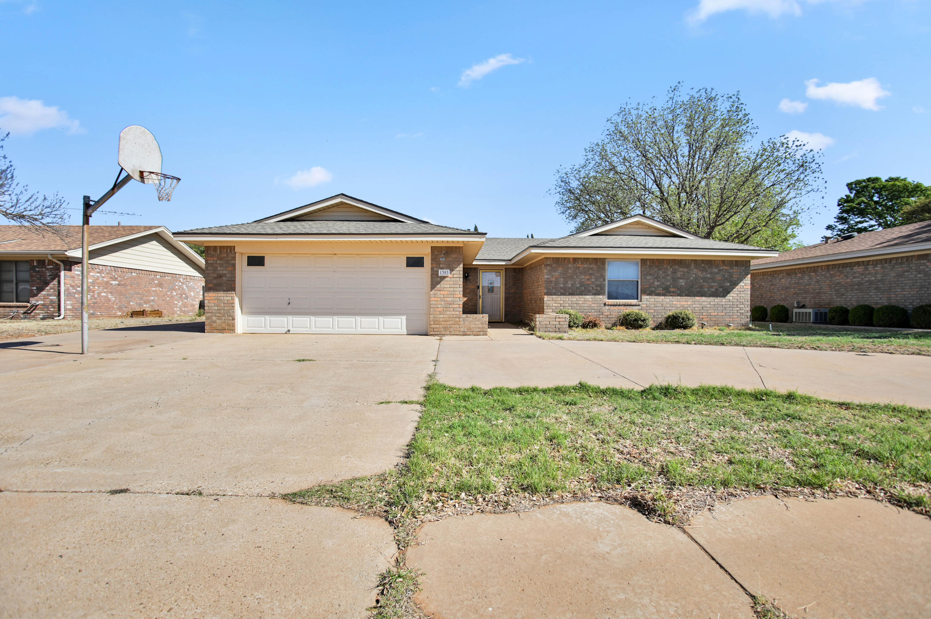 1303 E Waco Street