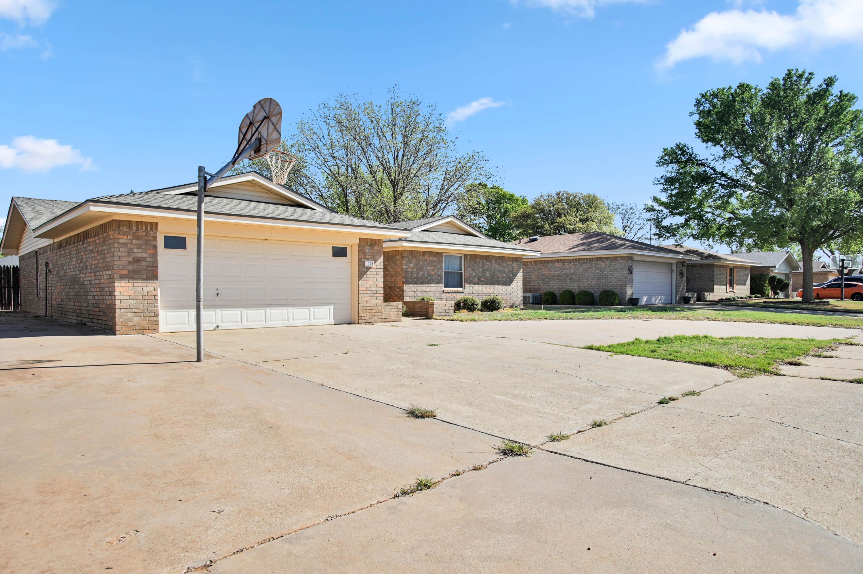 1303 E Waco Street
