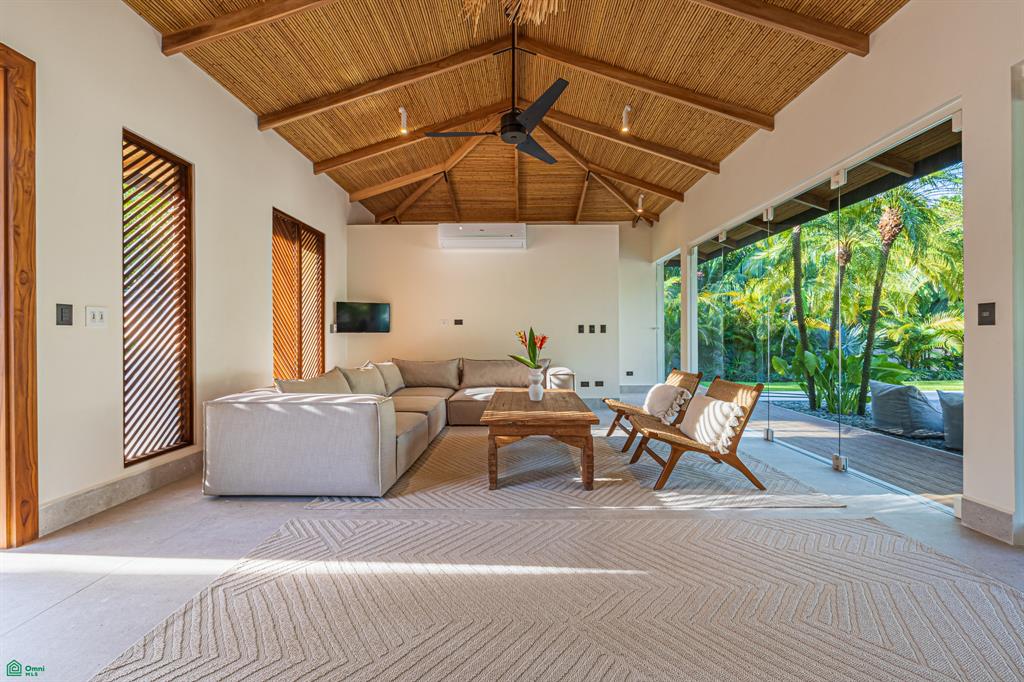 Casa Ohana – Comtemporary Luxury Villa, Steps from the Beach