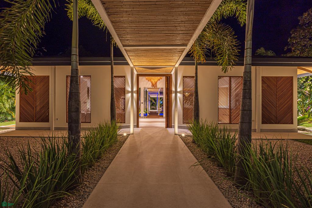 Casa Ohana – Comtemporary Luxury Villa, Steps from the Beach