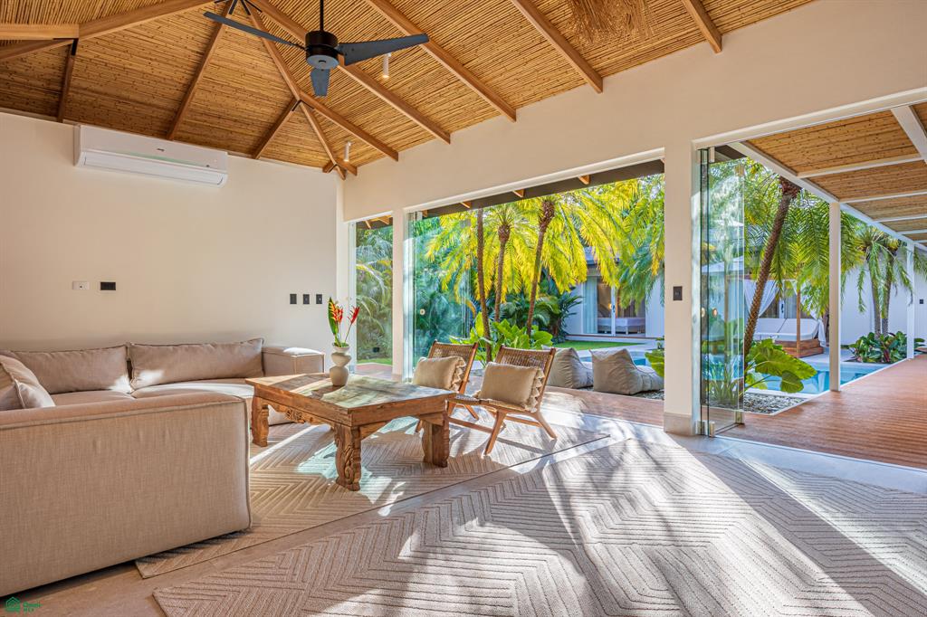 Casa Ohana – Comtemporary Luxury Villa, Steps from the Beach