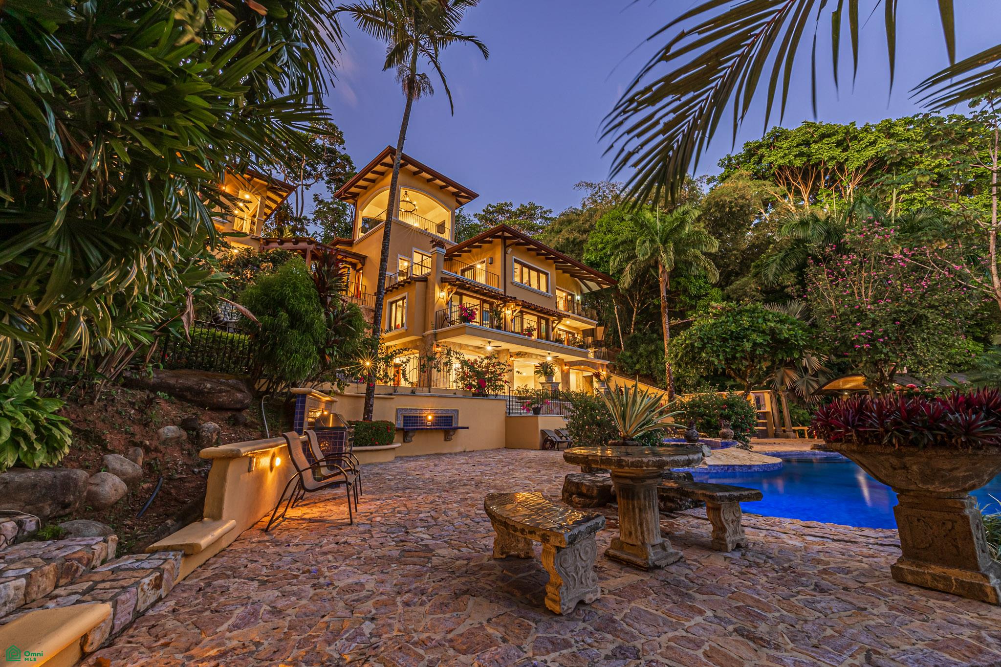 Nido Escondido Tropical Retreat