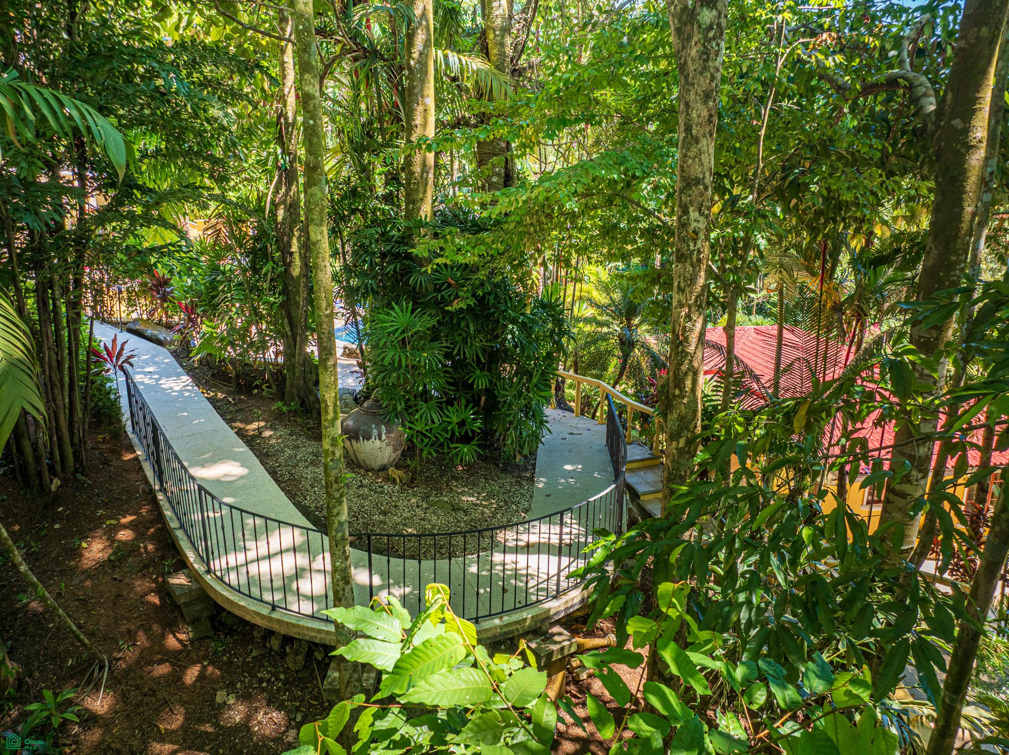 Nido Escondido Tropical Retreat