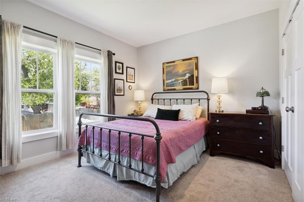 1028 Hitchens LN