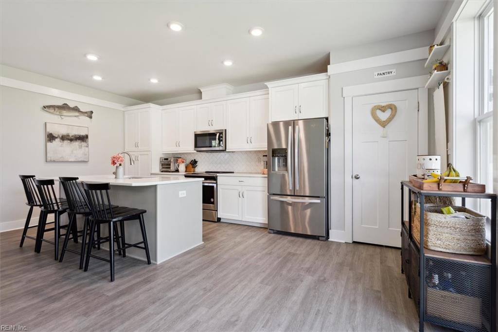 1028 Hitchens LN