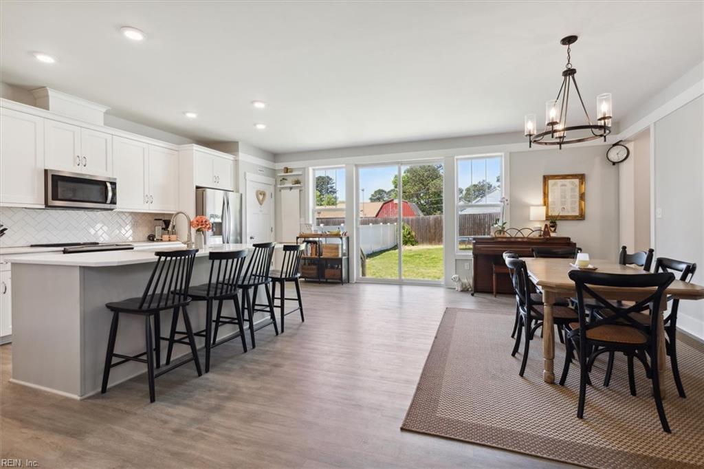 1028 Hitchens LN