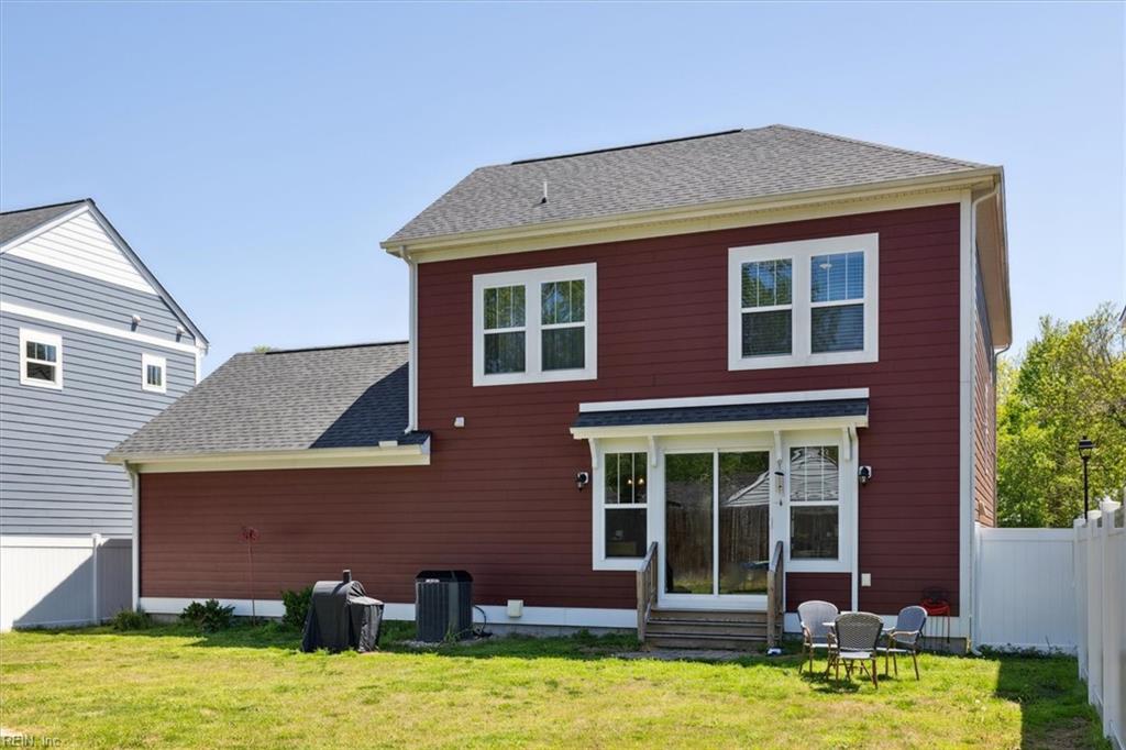 1028 Hitchens LN