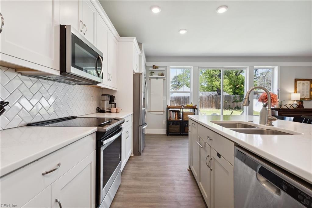 1028 Hitchens LN