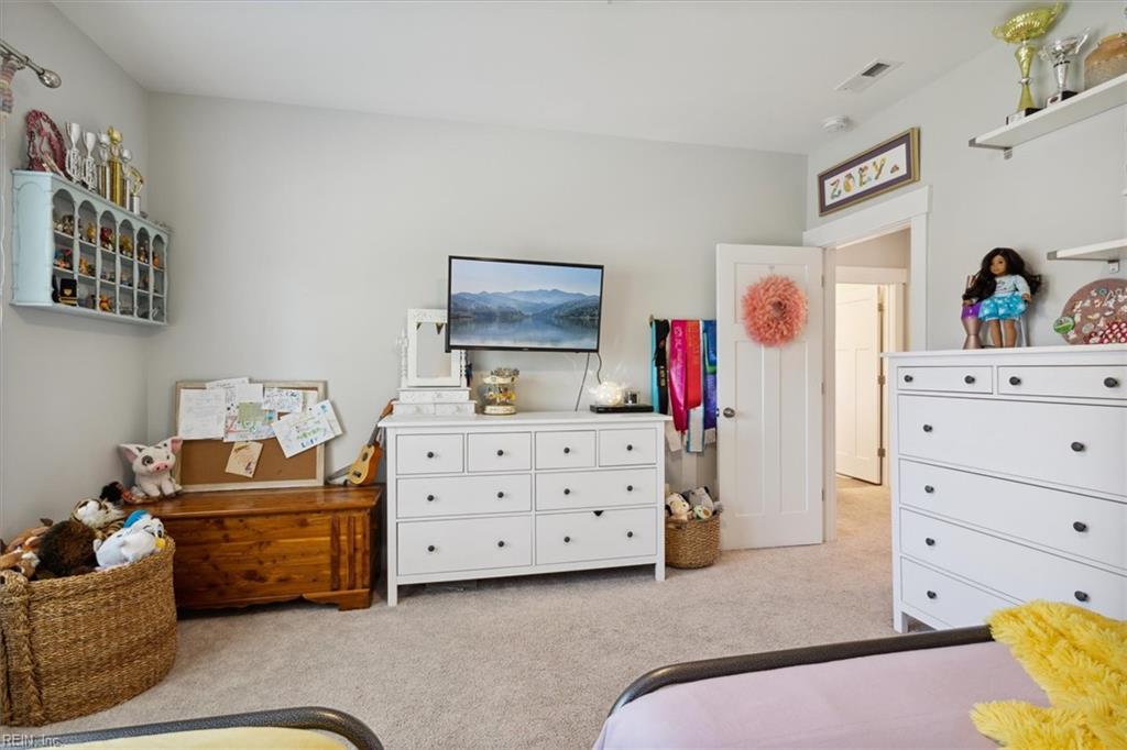 1028 Hitchens LN