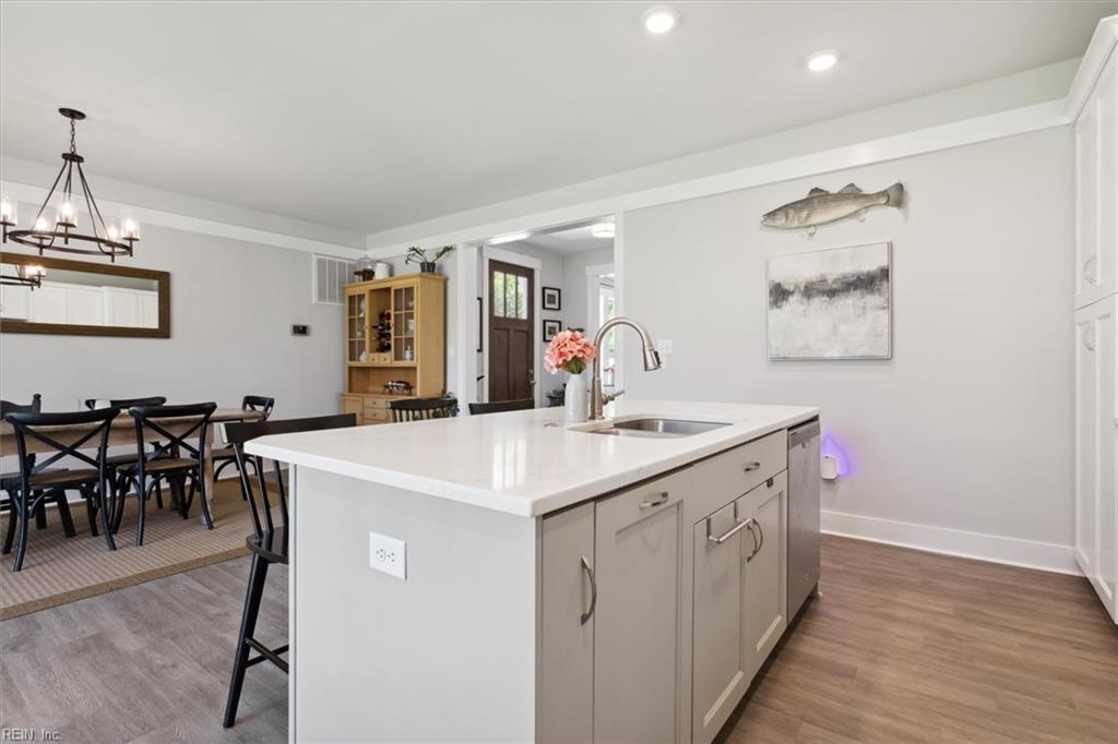 1028 Hitchens LN