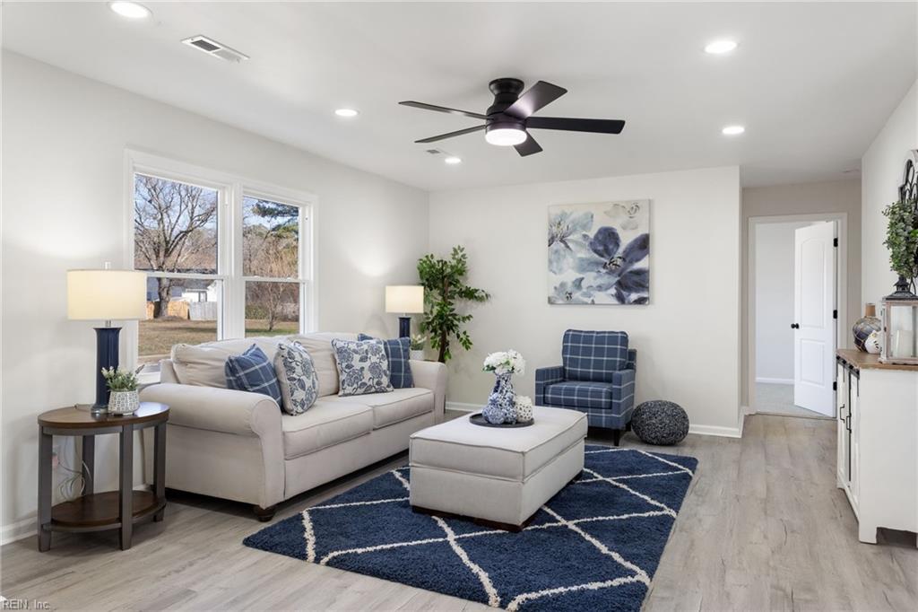 904 Levee LN