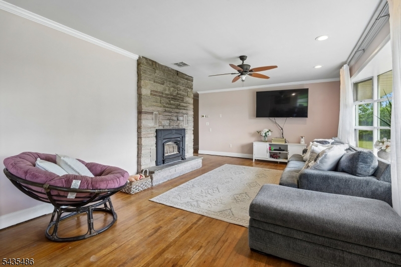 21 Wayside Ln
