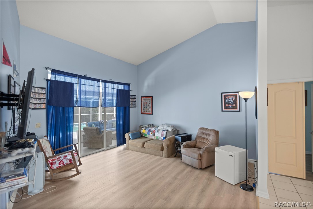 7 Graytwig Court W