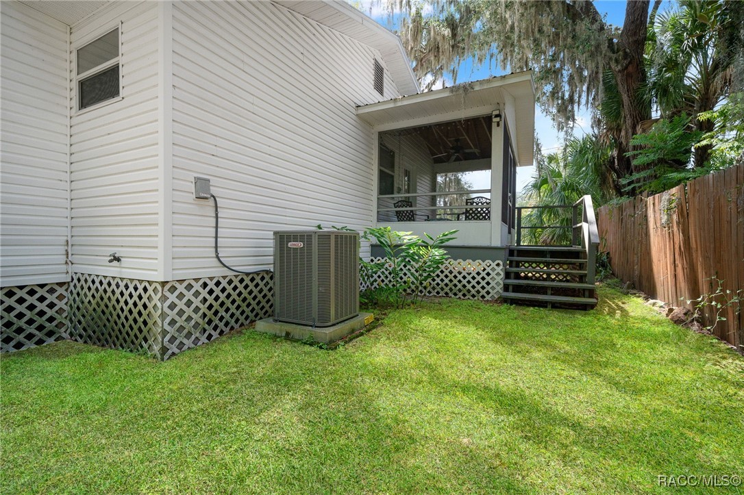 310 W Dampier Street