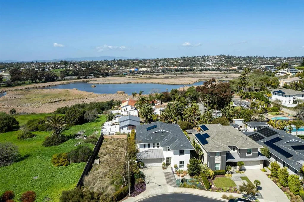 1204 Lanai Court