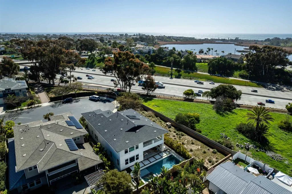 1204 Lanai Court