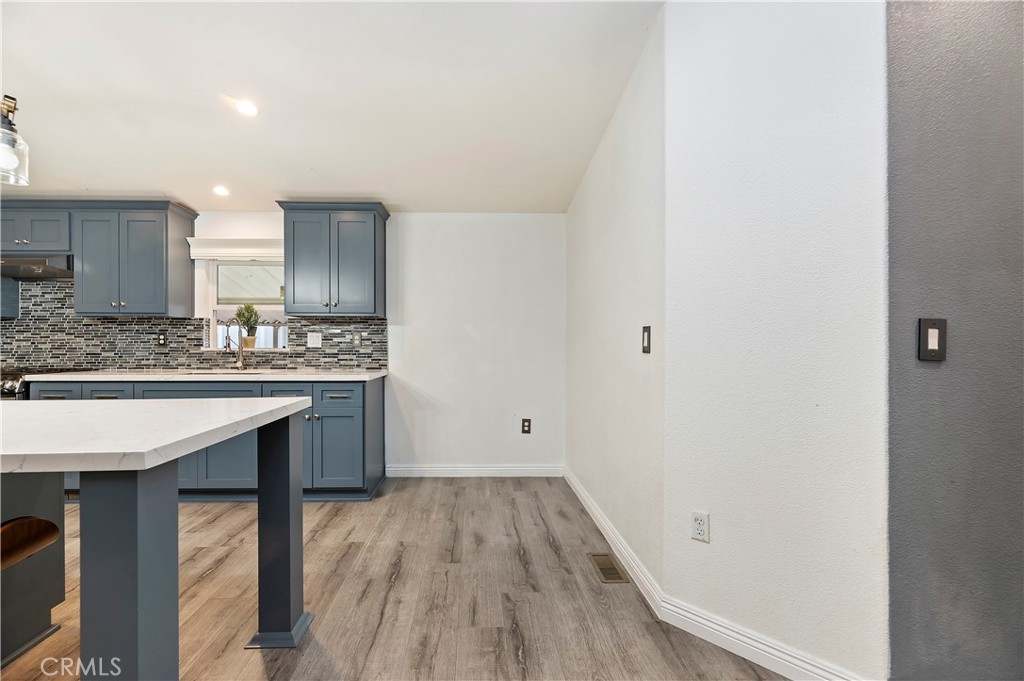 2505 Foothill Boulevard 76