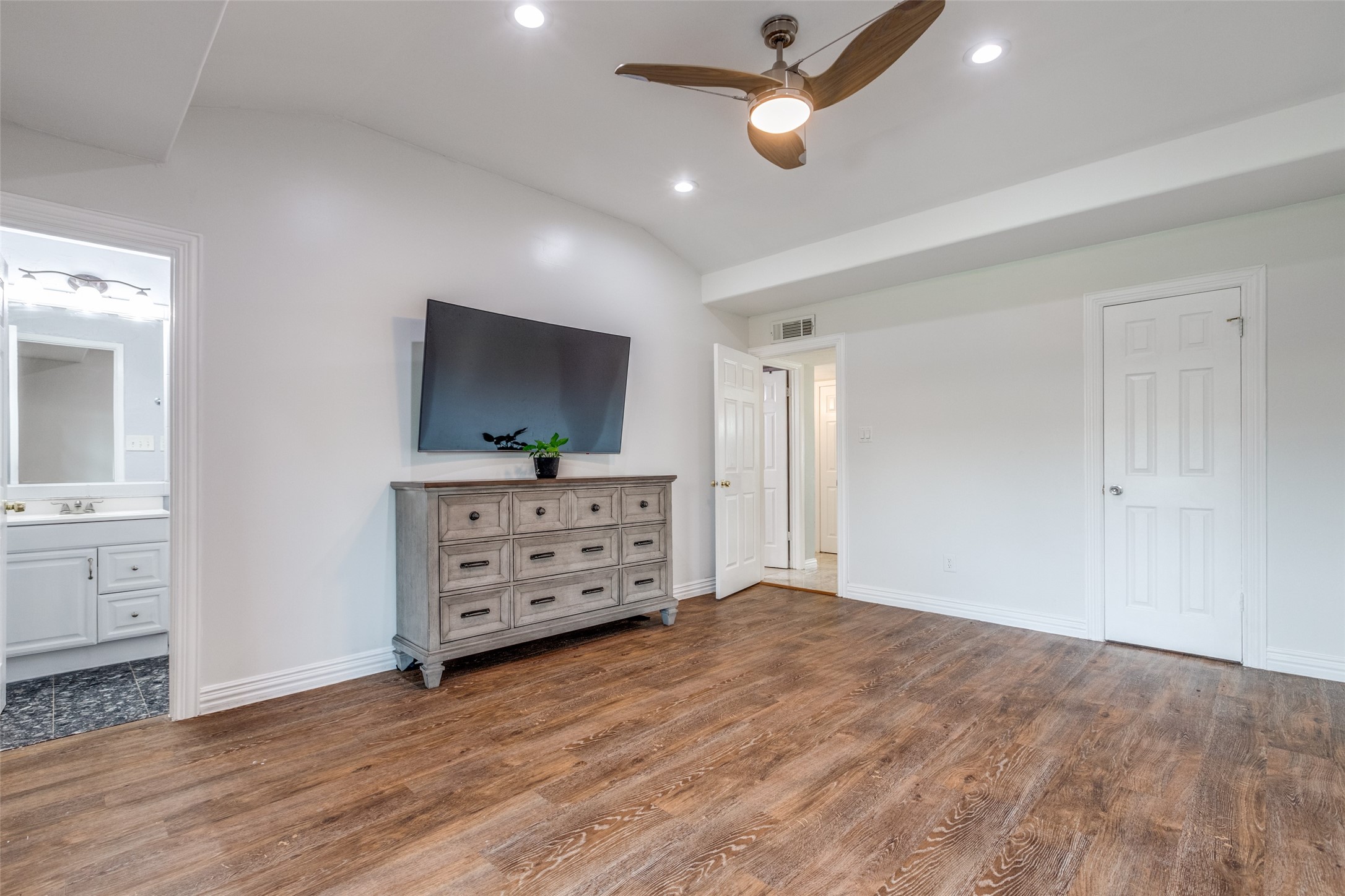 5569 Ragan Drive
