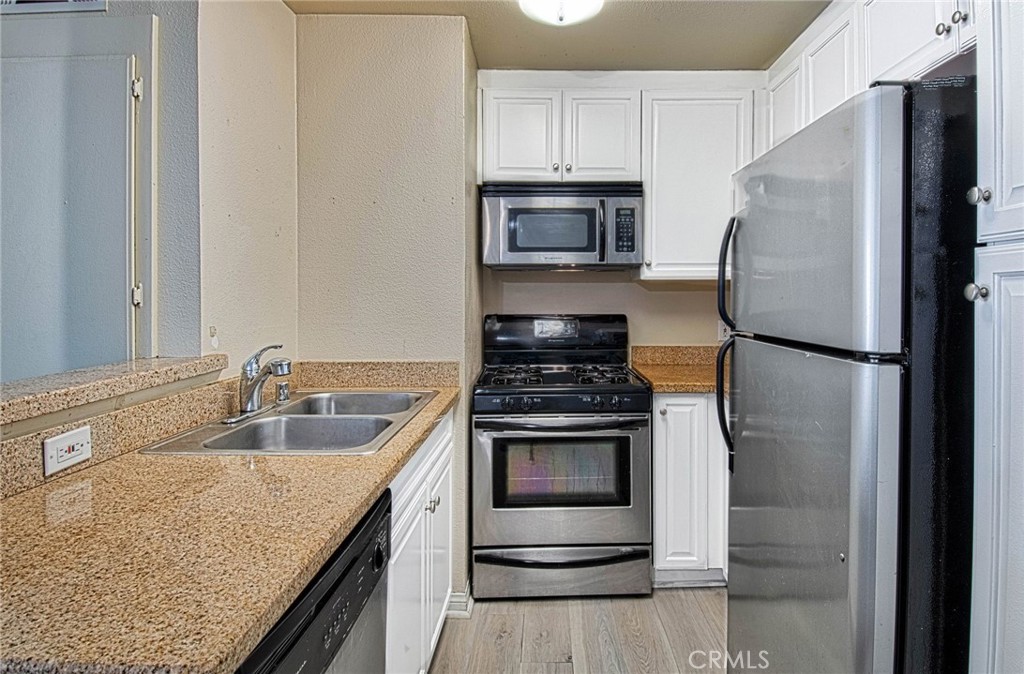 5500 Owensmouth Avenue Unit: 212