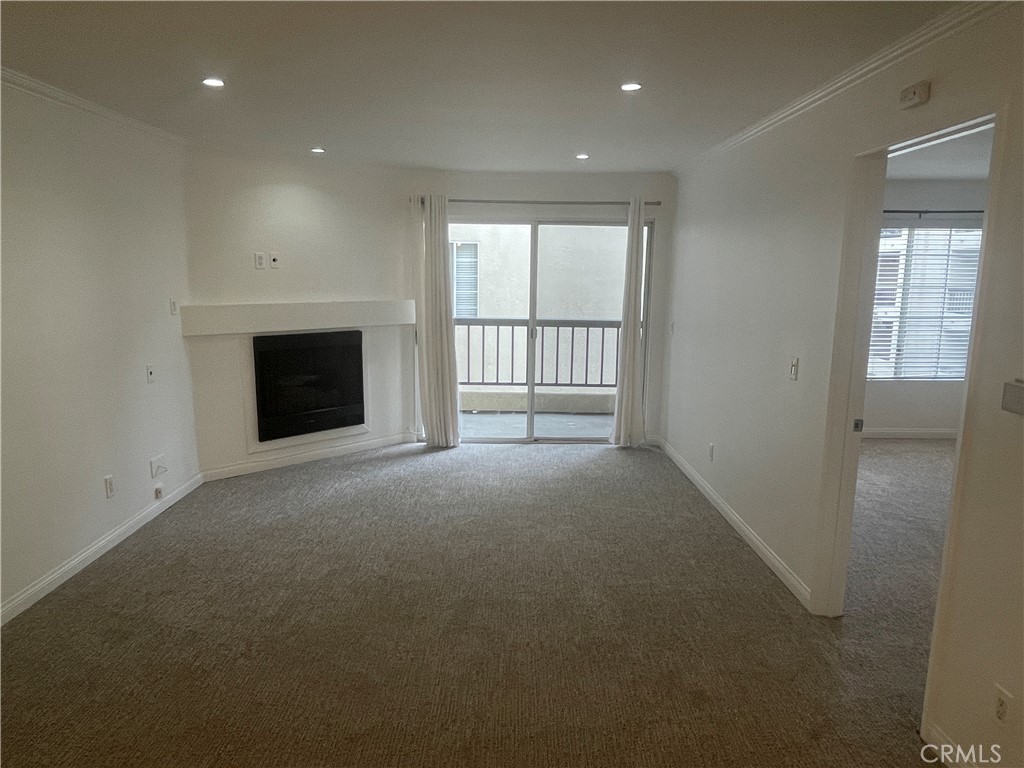 5500 Owensmouth Avenue Unit: 212