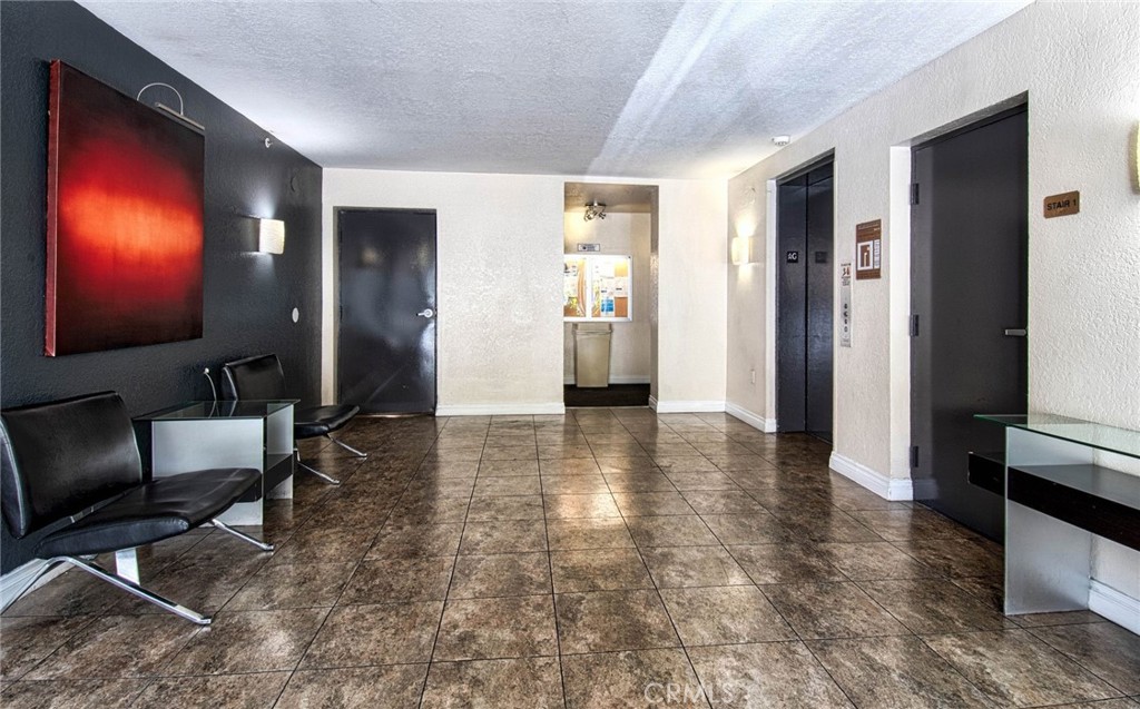 5500 Owensmouth Avenue Unit: 212