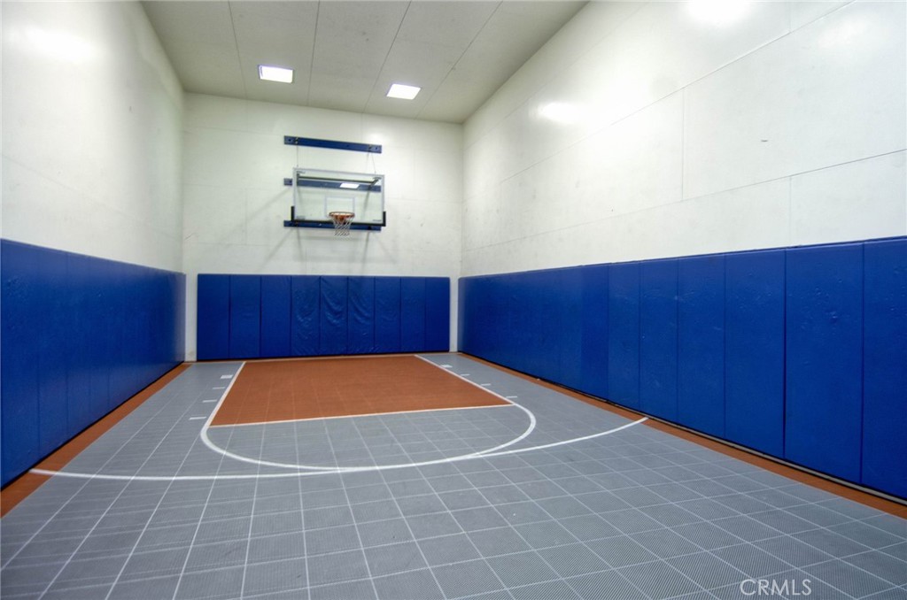 5500 Owensmouth Avenue Unit: 212