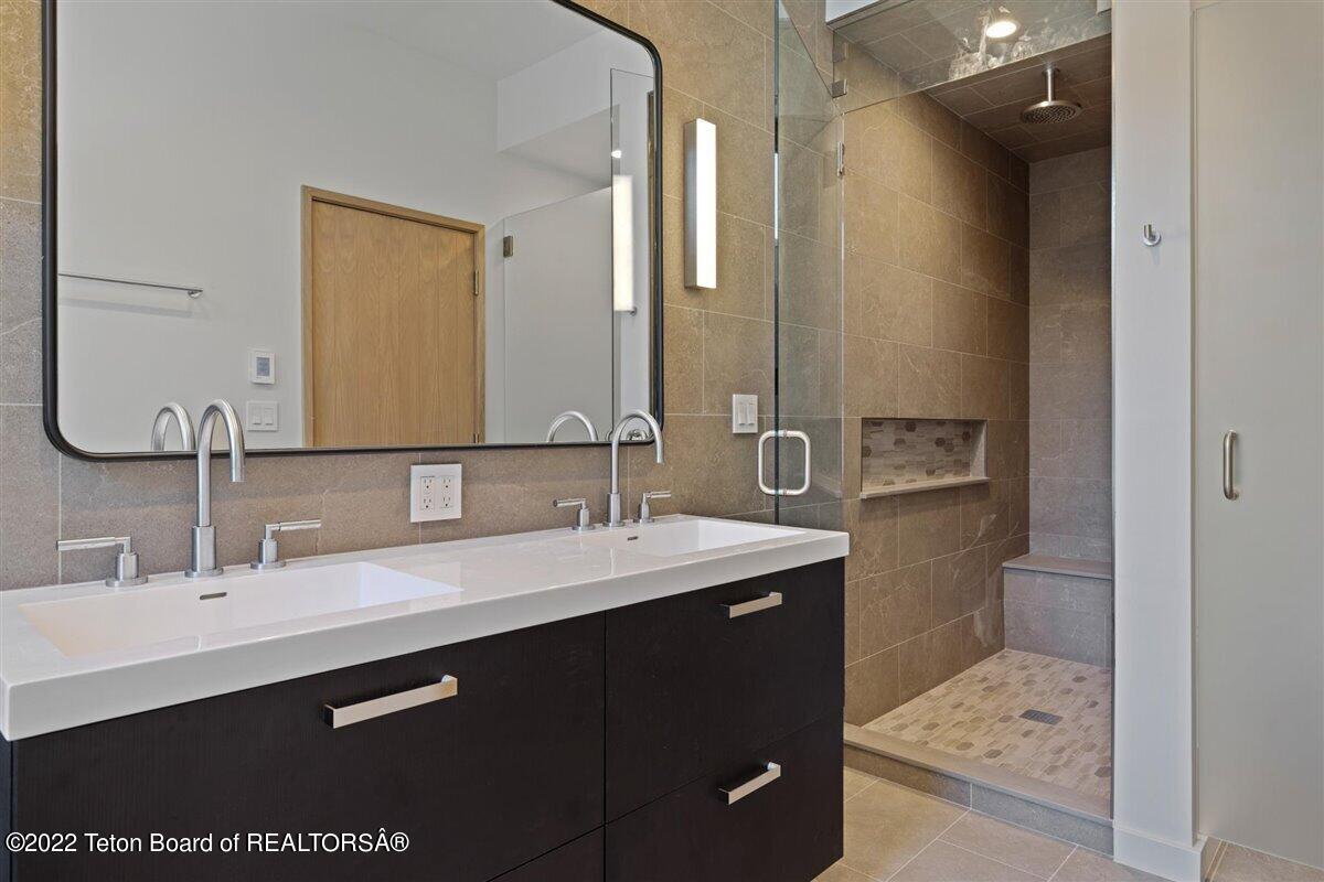 185 N GLENWOOD Street, 15