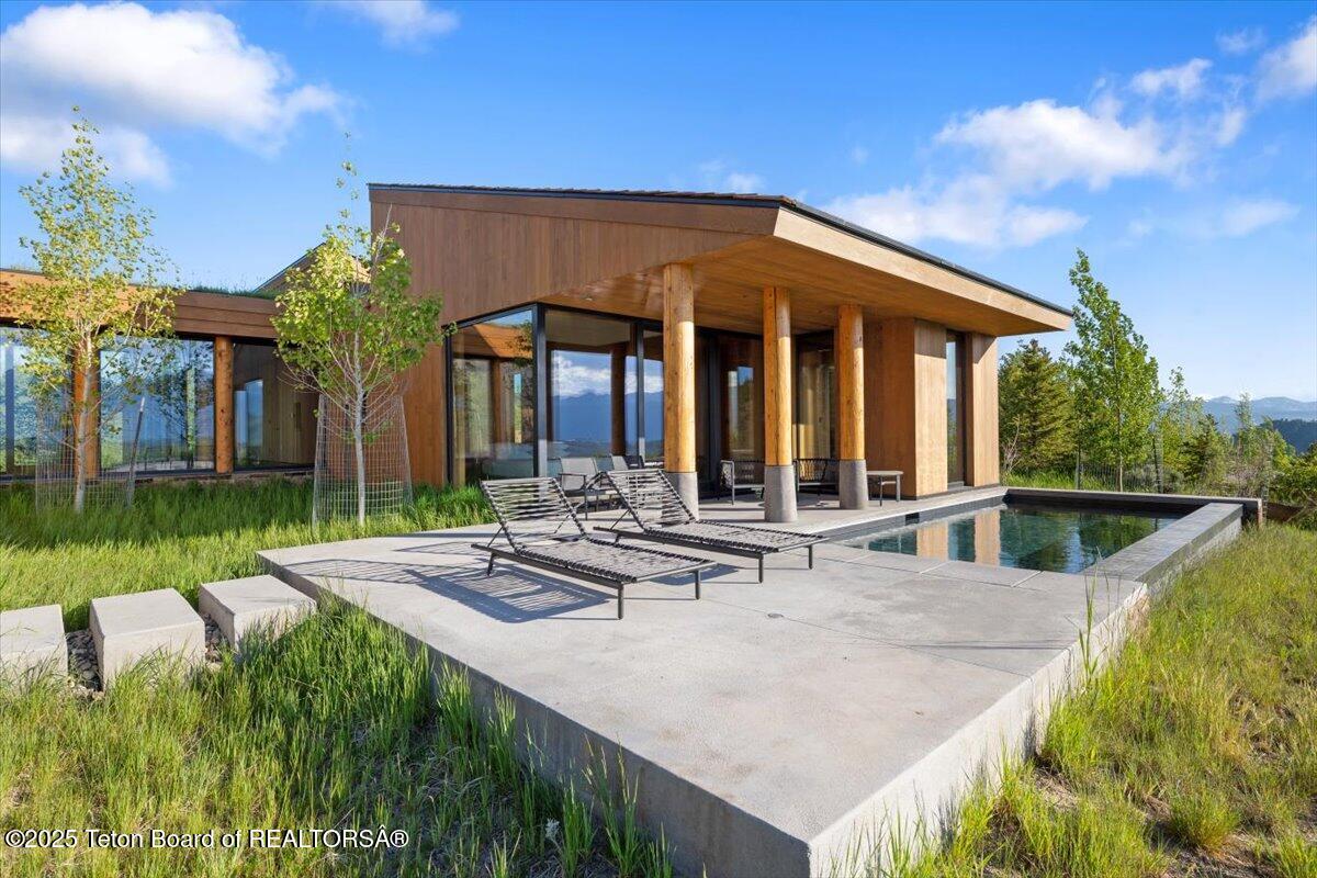 585 W SENA Road