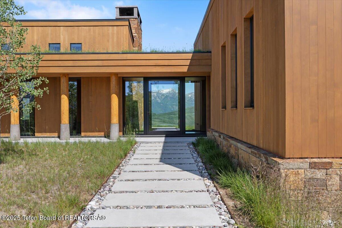 585 W SENA Road