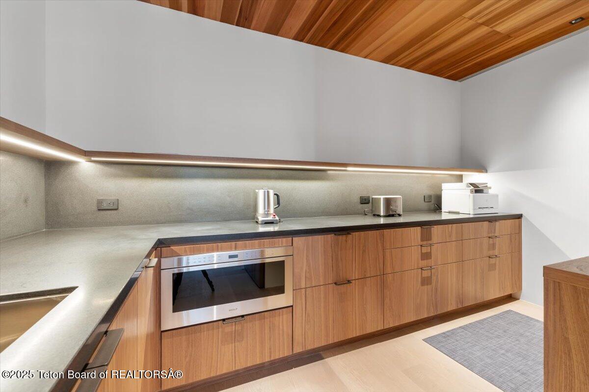 585 W SENA Road