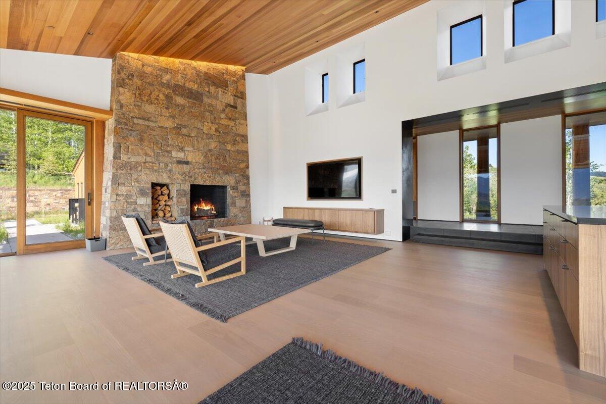585 W SENA Road