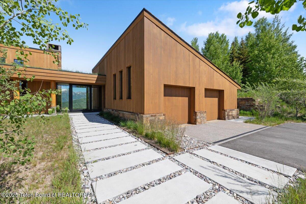 585 W SENA Road