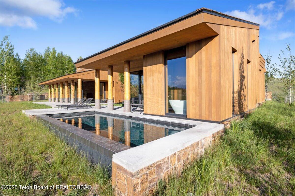 585 W SENA Road