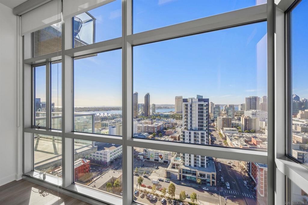 800 The Mark Ln. 2401