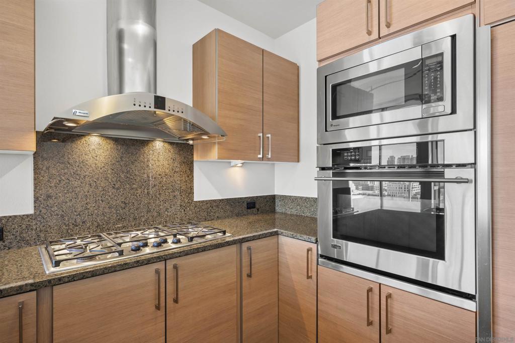 800 The Mark Ln. 2401