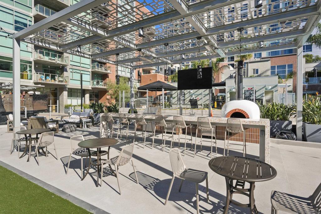 800 The Mark Ln. 2401