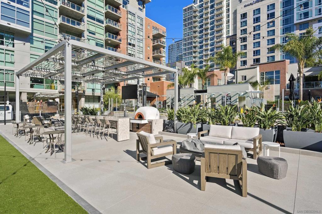 800 The Mark Ln. 2401