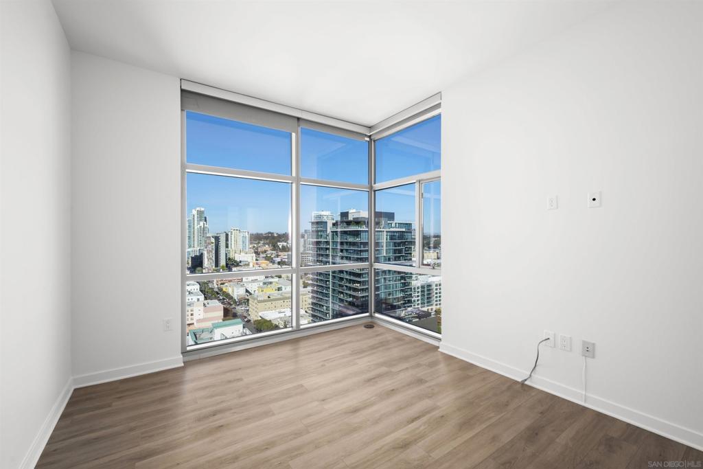 800 The Mark Ln. 2401