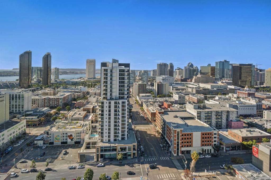 800 The Mark Ln. 2401