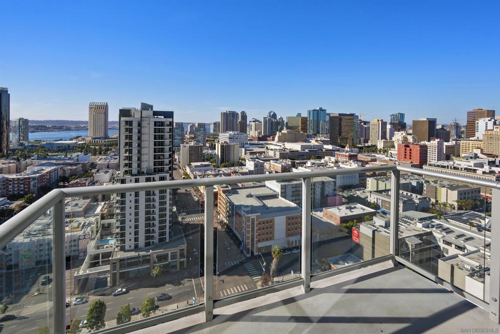 800 The Mark Ln. 2401